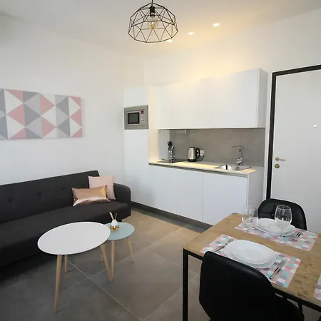 Booking- Pink Massena Zone Pietonne